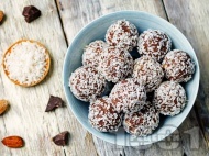 Рецепта Шоколадови сурови бонбони трюфели с бадем и кокосови стърготини